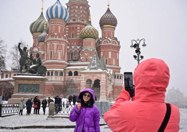 中國遊客在莫斯科市中心的紅場遊覽。資料圖片。（YURI KADOBNOV/AFP via Getty Images）