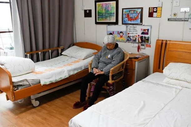 一位老婦人在江蘇省如皋市的一家療養院內休息。資料圖片。（WANG ZHAO/AFP via Getty Images）