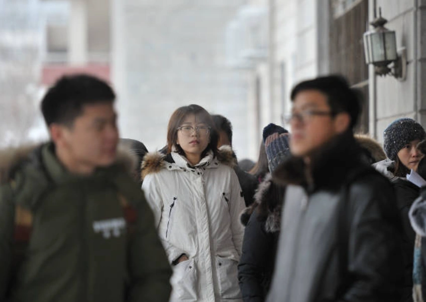 资料图：考生们在黑龙江省哈尔滨市参加全国公务员考试前前往考场。(Photo by Tao Zhang/Getty Images)
