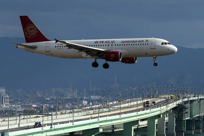 2025年12月4日：吉祥航空一架飛機於2025年12月4日抵達日本大阪關西國際機場。據媒體報道，由於東京和北京之間圍繞台灣問題的政治爭端，12月份超過1900個從中國飛往日本的預定航班已被取消。 (Photo by Buddhika Weerasinghe/Getty Images)