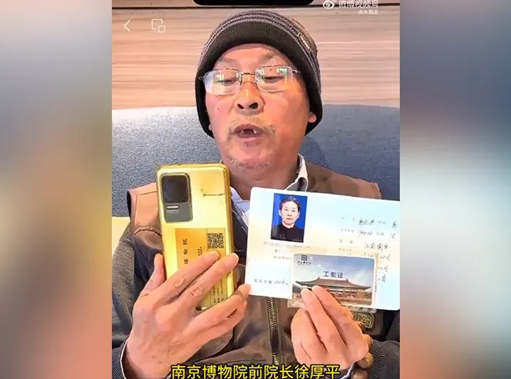 1959年著名收藏家庞莱臣后人庞增和无偿捐赠给南京博物院的137件古画之一的《江南春》图卷，疑似流出博物馆并于2025年现身北京拍卖市场（估价8800万元，后撤拍），引发捐赠后人庞叔令与博物馆的纠纷。（截图取自x.com/cskun1989）