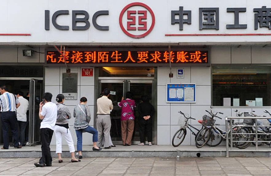 資料圖：在北京，中國民眾在銀行外排隊購買中國銀行發行的可轉換債券。 (Photo credit should read Franko Lee/AFP via Getty Images)