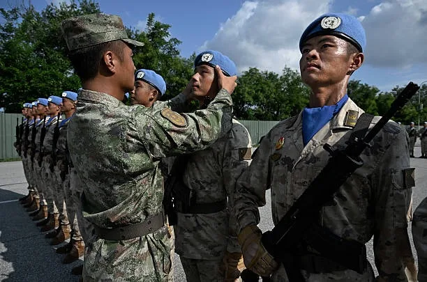 中共中央軍事委員會12月22日舉行晉銜儀式，但有大批上將未出席。港媒認為，這反映軍隊反腐的結果。（Kevin Frayer/Getty Images）
