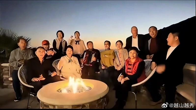 姜昆在美国豪宅唱「我爱我的祖国」。（取自微博）