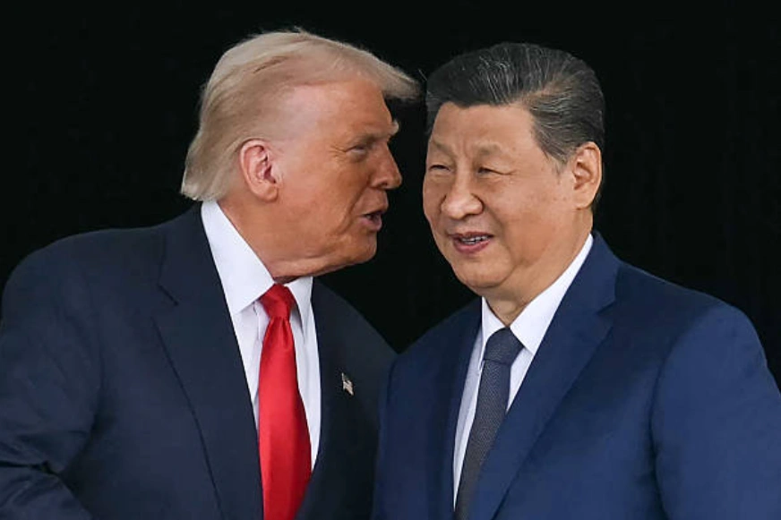 2025年10月30日，美國總統唐納德·特朗普（左）與中國國家主席習近平在釜山金海國際機場旁的金海空軍基地舉行會談後握手交談。 (Photo by ANDREW CABALLERO-REYNOLDS / AFP) (Photo by ANDREW CABALLERO-REYNOLDS/AFP via Getty Images)