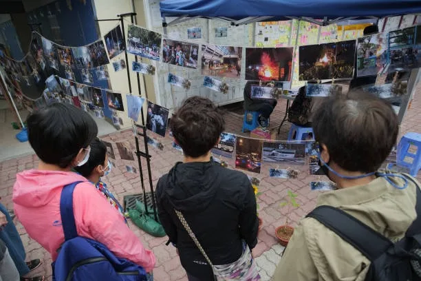 香港中文大學學生會於2020年11月14日主辦的「校園圍城」圖片展。學生會表示，在校方施壓下，他們被迫對含有被禁抗爭口號「光復香港」的照片進行遮蓋審查。（DANIEL SUEN/AFP via Getty Images）