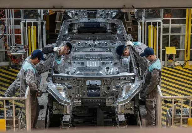 中國電動車品牌「蔚來汽車」在合肥生產基地的自動化生產線，工人在檢查汽車底盤。（Kevin Frayer/Getty Images）