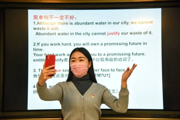 江蘇省東海縣一位中學老師老師在進行網課教學。資料圖片。（STR/AFP via Getty Images）