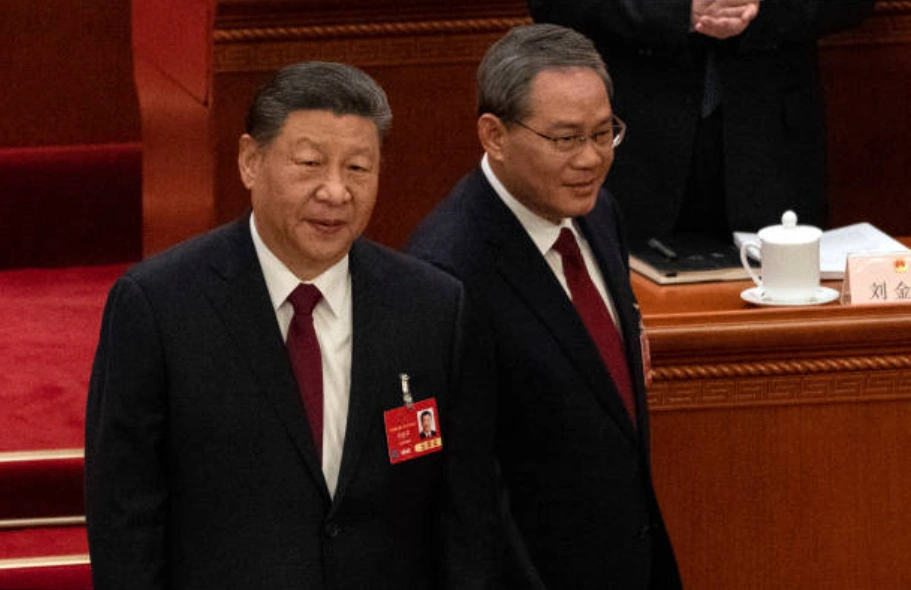 目前党政系统中是福建帮称雄，但该帮派也处于和李强为代表的浙江帮的暗中角力之中，随时可能被整倒一大片。 (Photo by Kevin Frayer/Getty Images)