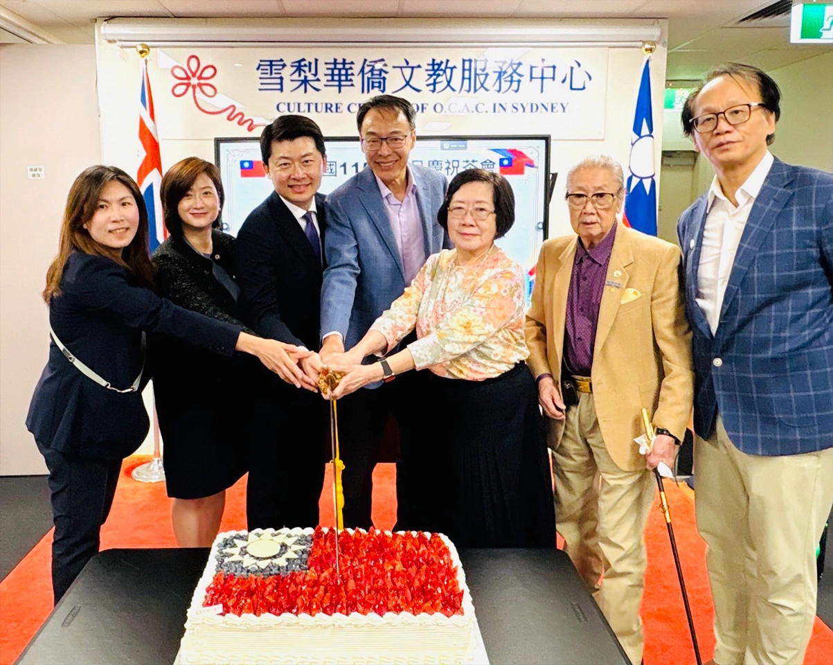 中華民國115年元旦慶祝茶會於2026年1月1日在雪梨華僑文教服務中心舉行。雪梨華僑文教服務中心江佳慧主任(左一) 駐雪梨台北經濟文化辦事處吳正偉處長夫婦 (左二，左三) 熊強生僑務委員(左四) 陳雪鳳僑務委員(左五)陳清詩 (左六) 澳洲台灣多元文化協會簡明輝校長(右一)
