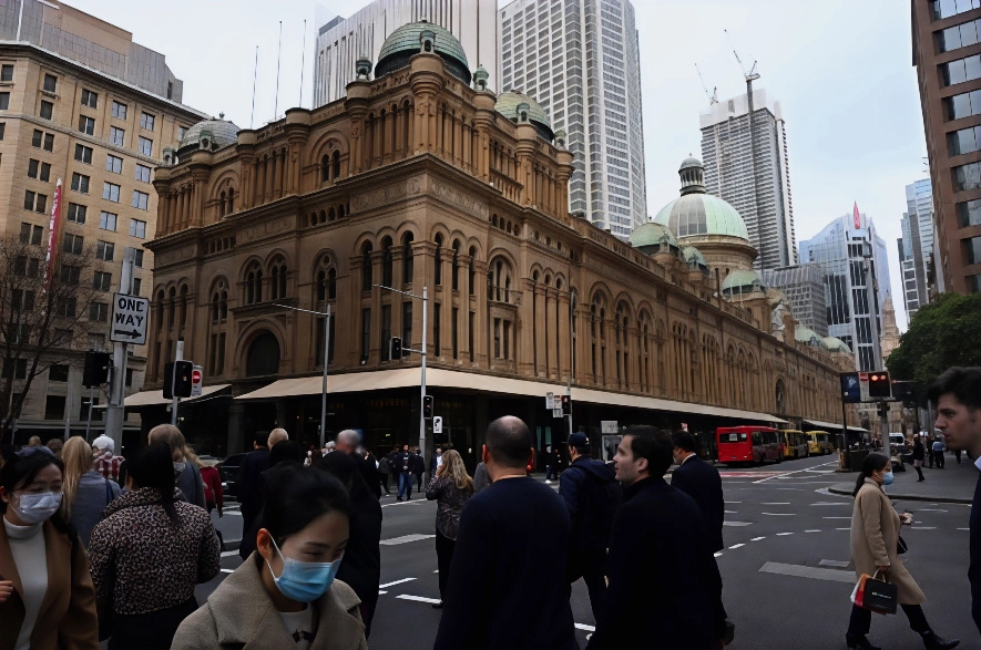 资料图：戴着口罩的行人走过悉尼中央商务区。(Photo by Saeed KHAN / AFP) (Photo by SAEED KHAN/AFP via Getty Images)