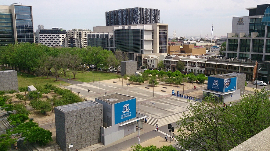 墨尔本大学法学院、商学院和经济学院、The Spot 以及 Alan Gilbert 大楼。（维基百科）