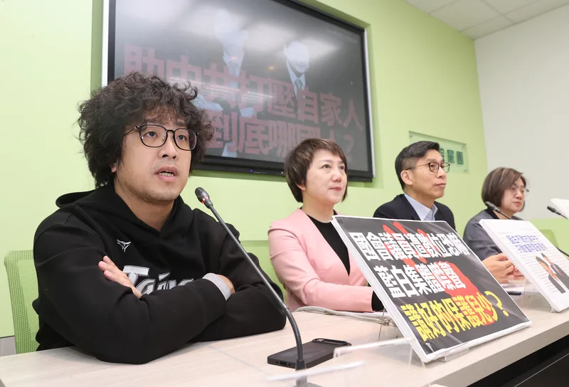 中共官媒公開民進黨立委沈伯洋（左）居住地與工作場所的衛星影像。民進黨立法院黨團1月5日呼籲藍白捍衛國會議員問政自由，跨黨派支持譴責案。（中央社）