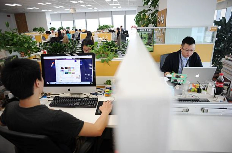 本質上仇富並不可怕，人類歷史從來沒有免於這種非理性。可怕的是，它失去了對象、失去了分寸、失去了規則，變成了一種隨時點燃、無需校準的群體情緒。 (Photo credit should read WANG ZHAO/AFP via Getty Images)