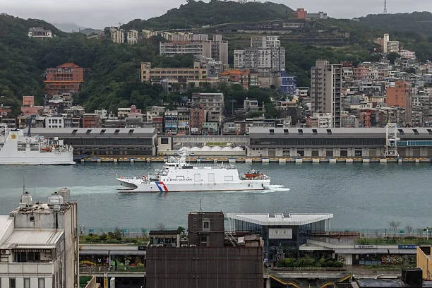2025年12月30日，正值中共在台海周邊展開軍事演習期間，隸屬中華民國海巡署的「蘇澳艦」（CG612）現身基隆港。（CHENG Yu-chen / AFP via Getty Images）