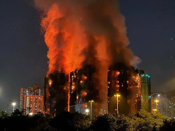 香港大埔宏福苑2025年11月26日發生五級大火，至少奪走 161 條人命。（Yan ZHAO / AFP via Getty Images）