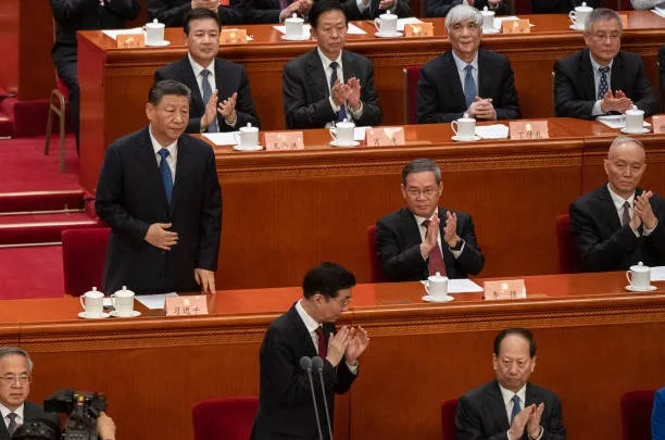 2024年3月10日在北京人民大會堂舉行的政協閉幕會議上，習近平（第二排左）與蔡奇（第二排右）皆出席這一會議。（Kevin Frayer/Getty Images）