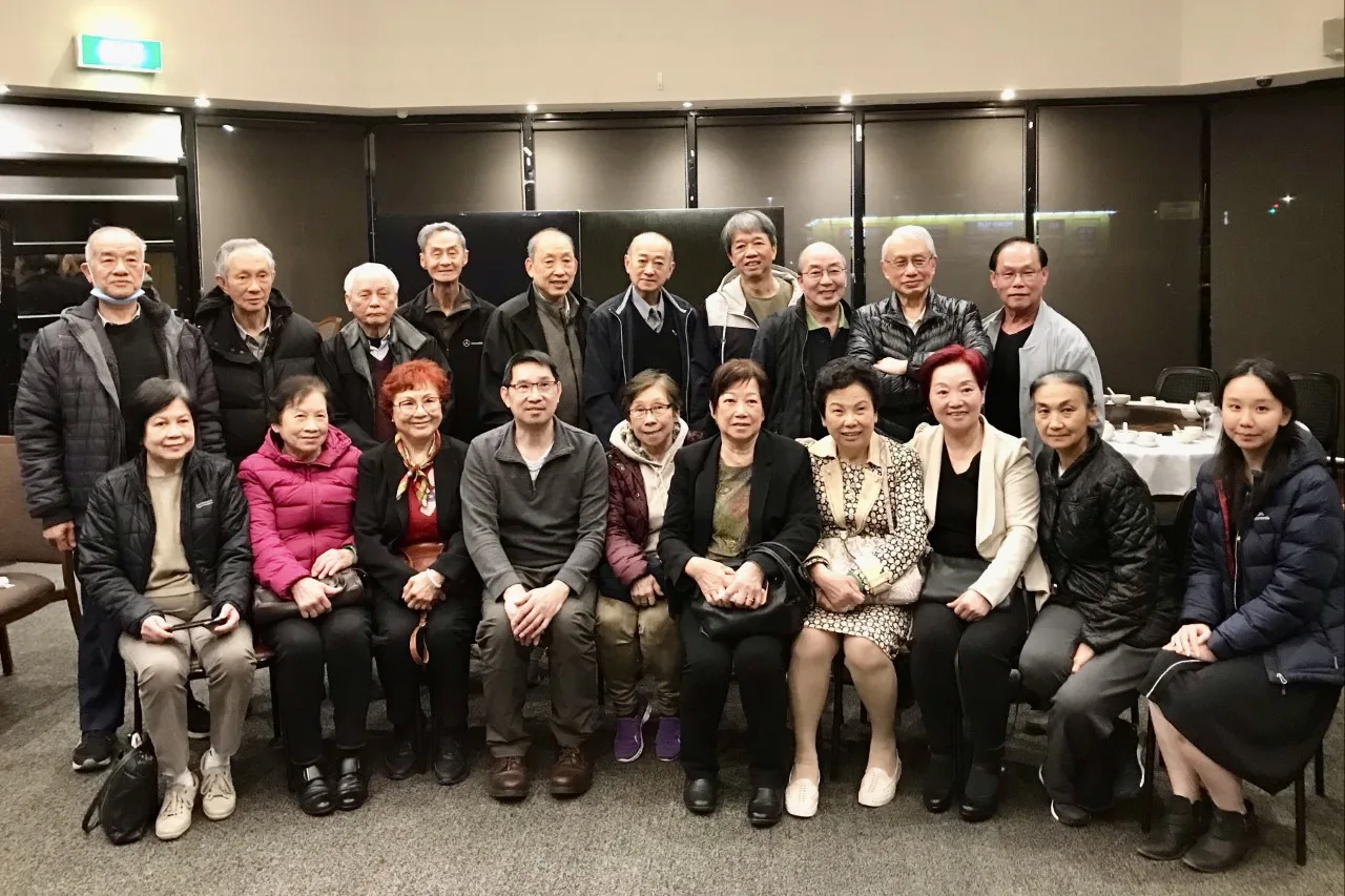 中華公學前屆理監事們、前座左四：黃肇聰會長。