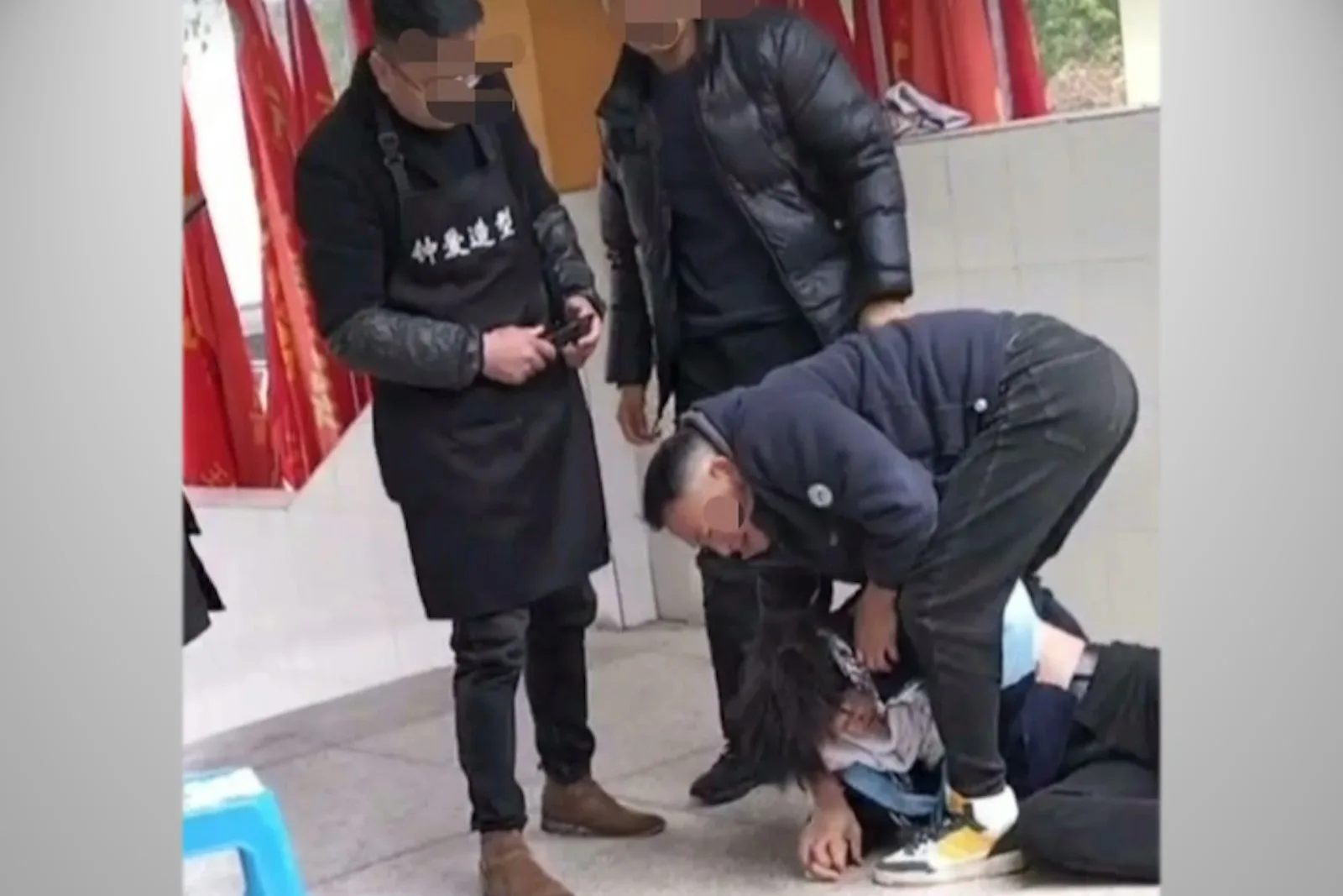 重慶墊江縣第一中學一名男同學因拒絕剪髮，遭老師毆打在地。（網路圖片）