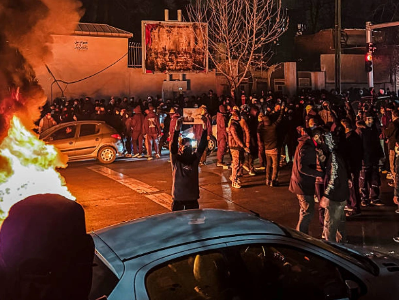 2026年1月9日，伊朗民众聚集在德黑兰街头，封锁街道，举行抗议活动。 (Photo by MAHSA / Middle East Images / AFP via Getty Images)