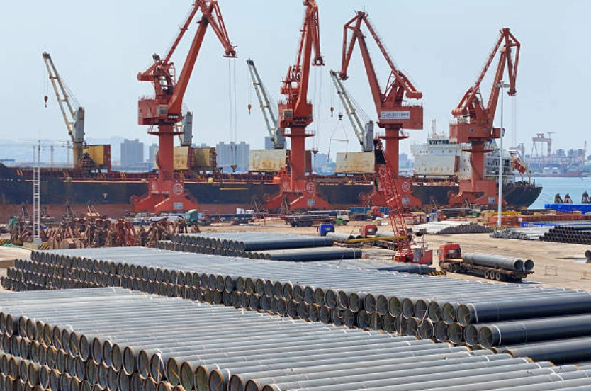 資料圖：中國東部山東省煙台市龍口港，待出口的鋼管。 (Photo by AFP) / China OUT (Photo by STR/AFP via Getty Images)