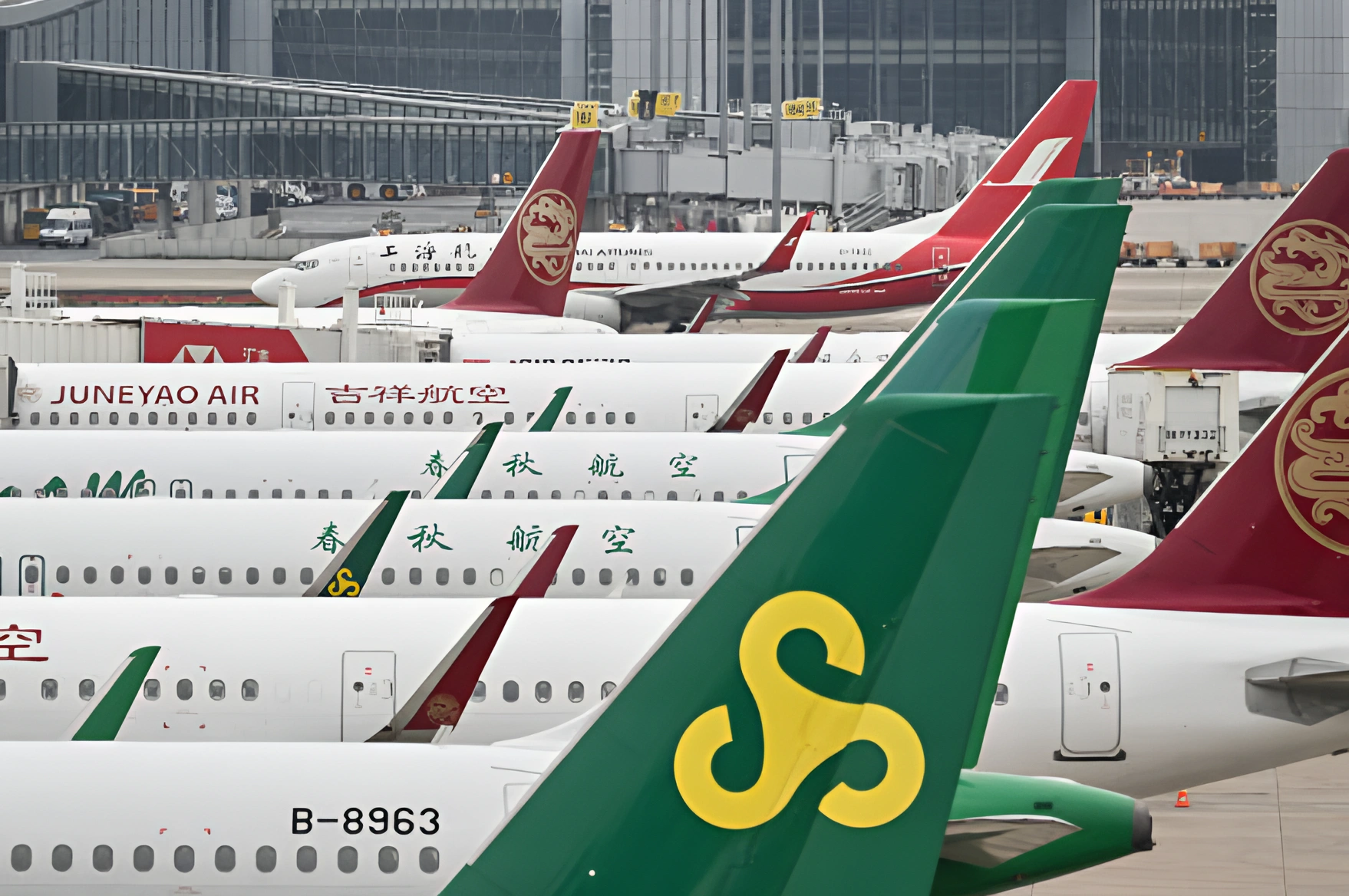 上海航空公司，一架波音737-89P在上海浦東國際機場滑行。 (Photo by Hector RETAMAL / AFP) (Photo by HECTOR RETAMAL/AFP via Getty Images)