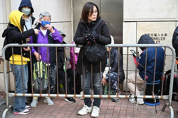 黎智英等9人違反國安法一案，1月12日起進入求情程序。圖為民眾於當天在西九龍裁判法院外排隊等候入內旁聽。（Peter PARKS / AFP via Getty Images）