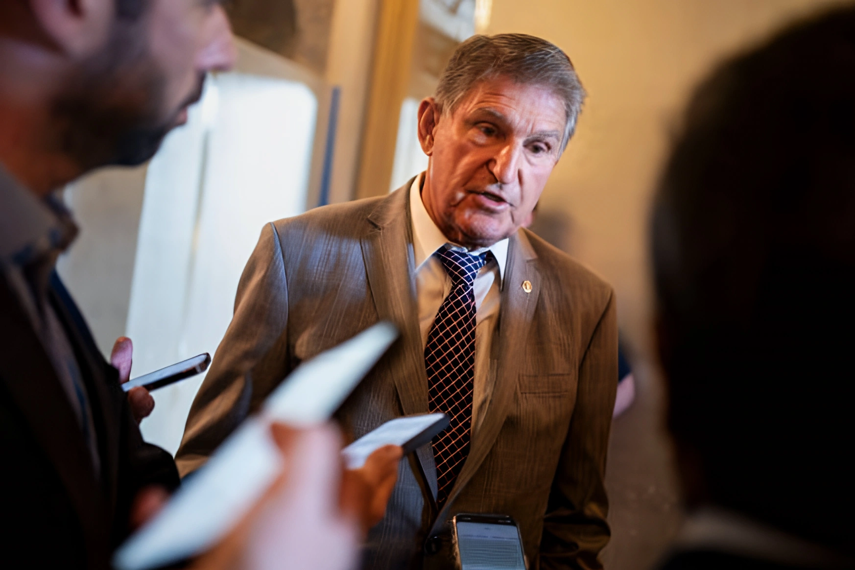 美国前参议员兼州长乔·曼钦（Joe Manchin）,警告澳洲政府不要效仿拜登的竞选纲领。（Joe Manchin）(Photo by Bonnie Cash/Getty Images)