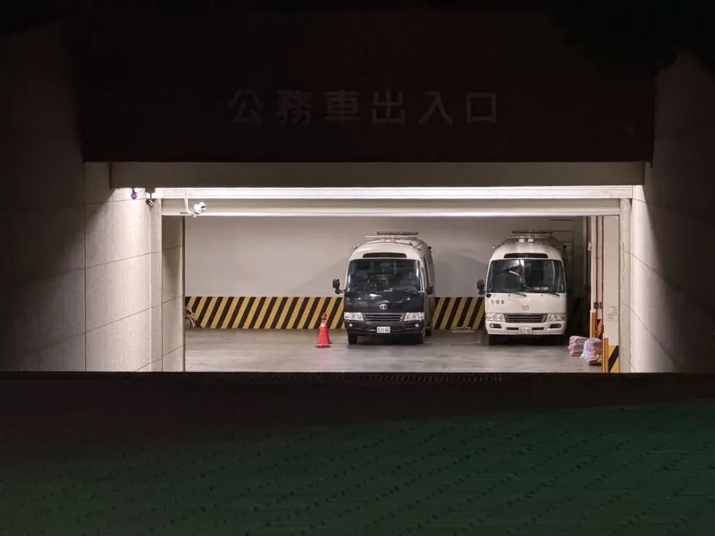 媒體記者林宸佑等6人於1月17日被移送高雄看守所。圖為橋頭地檢署等待移送犯嫌車輛照片。（中央社）