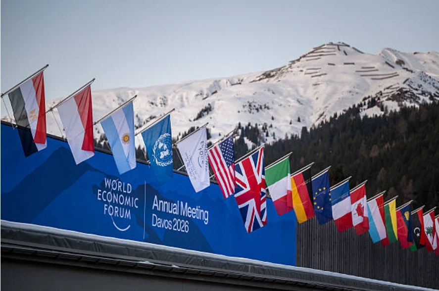 2026年1月19日，世界经济论坛（WEF）年会开幕当天，阿尔卑斯山度假胜地达沃斯的会议中心。 (Photo by Fabrice COFFRINI / AFP via Getty Images)