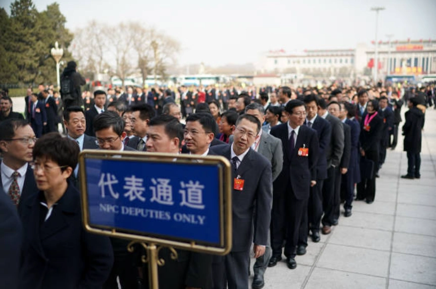 中国公务员共1300万人，每年公务员工资财政支出4万多亿，占财政收入五分之一。图为中共人大代表。(Photo by Lintao Zhang/Getty Images)