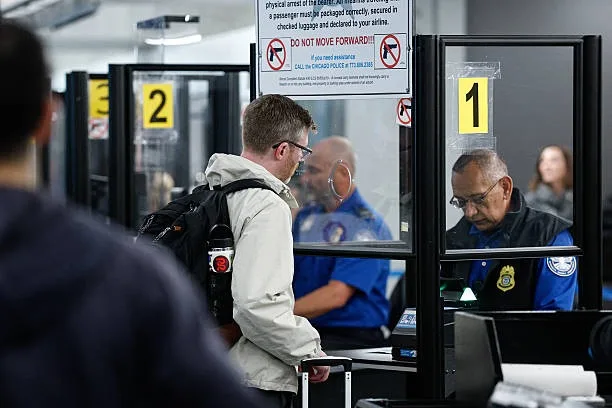 2025年11月7日，旅客在伊利諾州芝加哥歐海爾國際機場的安檢口排隊等候。（KAMIL KRZACZYNSKI/AFP via Getty Images）