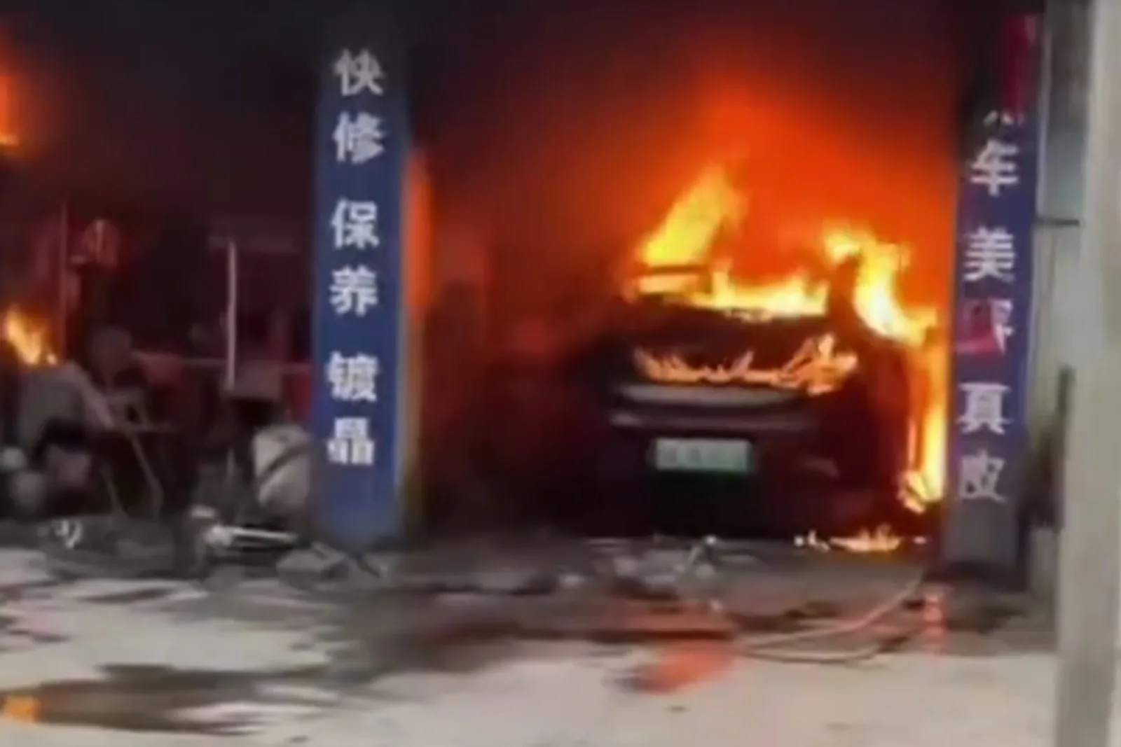 1月19日，小米 SU7發生兩宗起火事故。圖為在海南海口的事故現場。（視頻擷圖）