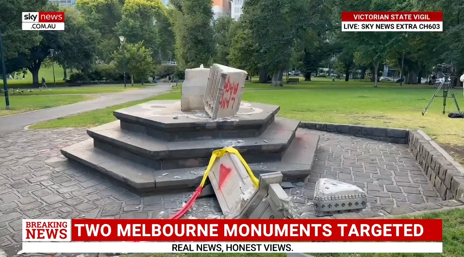 墨尔本两座殖民时期历史纪念碑遭破坏。（截图取自YouTube/Sky News Australia）
