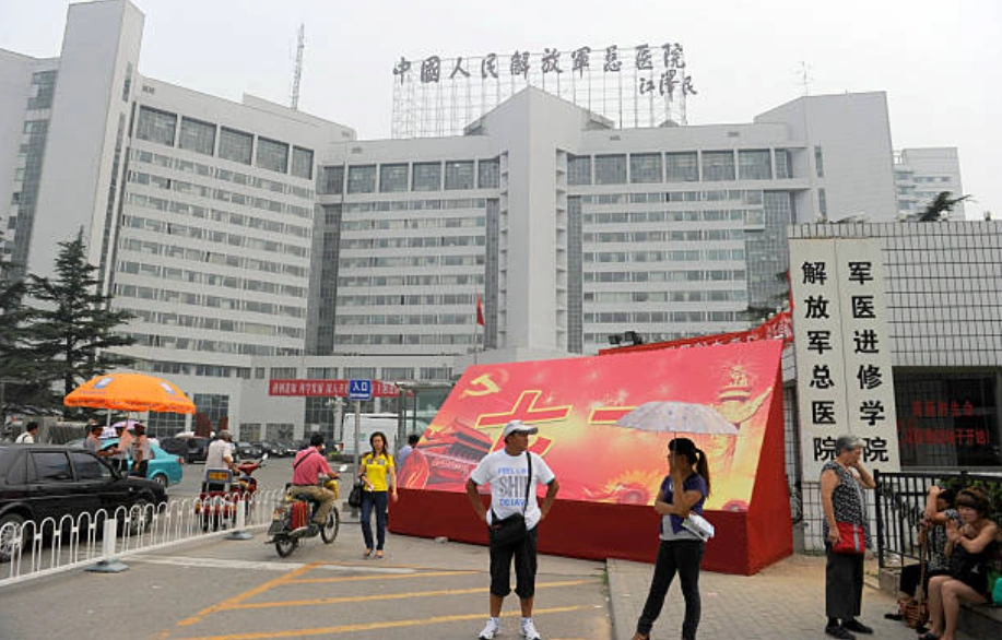 中国人体器官捐献管理中心和多个官方媒体报道，新增定西和汕尾两地，将器官捐献纳入“见义勇为”评定。图为北京301医院。(Photo credit should read LIU JIN/AFP via Getty Images)