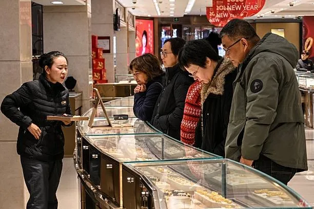 2026年1月27日，在上海黃浦區的一家銀樓（珠寶店）內，民眾正在挑選金飾。（HECTOR RETAMAL / AFP via Getty Images）