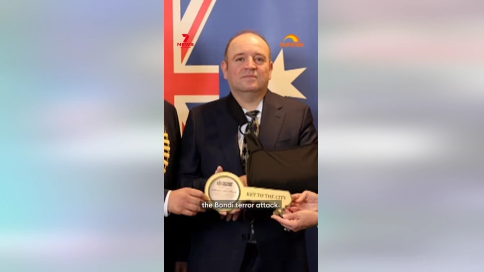 邦迪海灘恐襲中英勇奪槍的英雄艾哈邁德,獲頒 Canterbury Bankstown市最高榮譽。（截圖取自facebook/7NEWS Sydney）