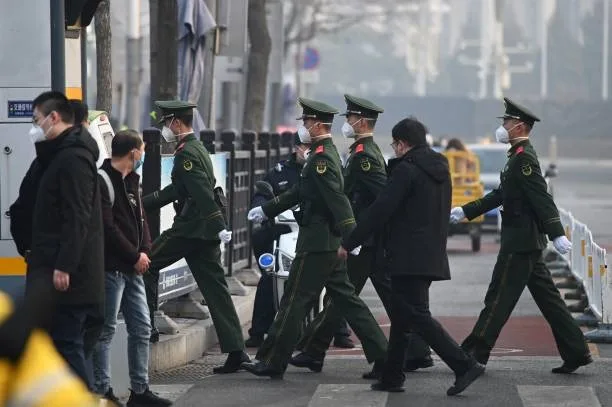 2023年3月5日，北京全國人民代表大會開幕期間，武警官兵在天安門廣場南端巡邏警戒（或齊步前進）。（GREG BAKER/AFP via Getty Images）