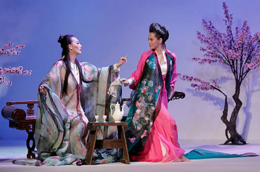澳洲知名华裔女作家陶洛诵女士，即将推出新作短篇小说“女色”。图为北京时装秀作品(Photo by Lintao Zhang/Getty Images)