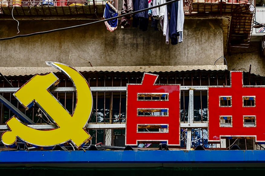 一句話戳破牢A，不過是收割韭菜的最新一把鐮刀。(Photo by Cheng Xin/Getty Images)