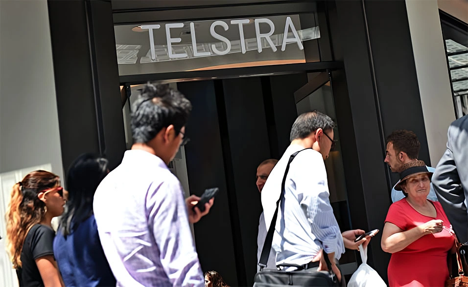 澳洲部份Telstra用户，无法用iPhone手机联网或拨打000紧急电话。图为澳大利亚最大的电信公司Telstra的标志。 (Photo credit should read WILLIAM WEST/AFP via Getty Images)