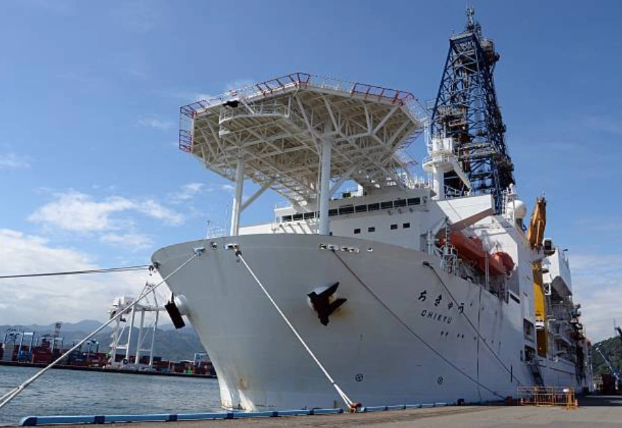 日本政府宣布：科研鑽探船「地球號」在南鳥島周邊深海海床成功採集稀土樣本。圖為日本深海鑽探船「地球號」。 (Photo credit should read TOSHIFUMI KITAMURA/AFP via Getty Images)