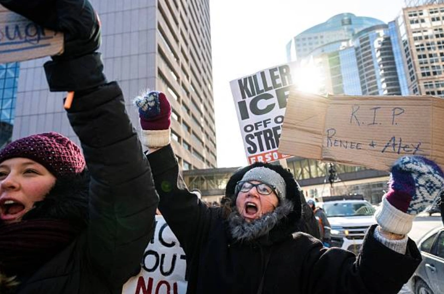 2026年1月25日，一群抗议美国移民及海关执法局（ICE）的示威者在明尼苏达州明尼阿波利斯市中心游行。(Photo by ROBERTO SCHMIDT / AFP via Getty Images)