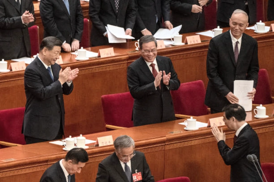曾聲稱對民眾「就是要真刀真槍、就是要刺刀見紅」的蔡奇(右一)，幫習近平策劃和執行了對張又俠的終極一擊。(Photo by Kevin Frayer/Getty Images)