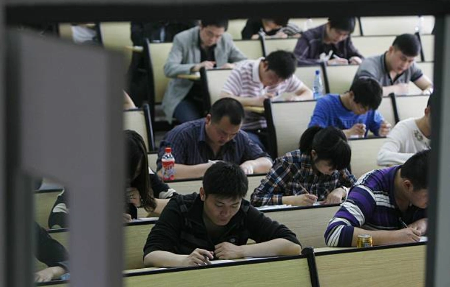 牢A指导他人报考留学专业，可惜他连自己的专业都搞不清楚。(Photo by VCG/VCG via Getty Images)