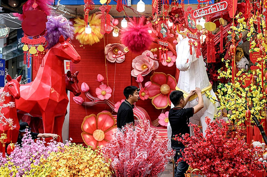 澳州布里斯班（Brisbane）喜迎2026馬年新春。圖為人們在準備慶祝新年。(Photo by Nhac NGUYEN / AFP via Getty Images)