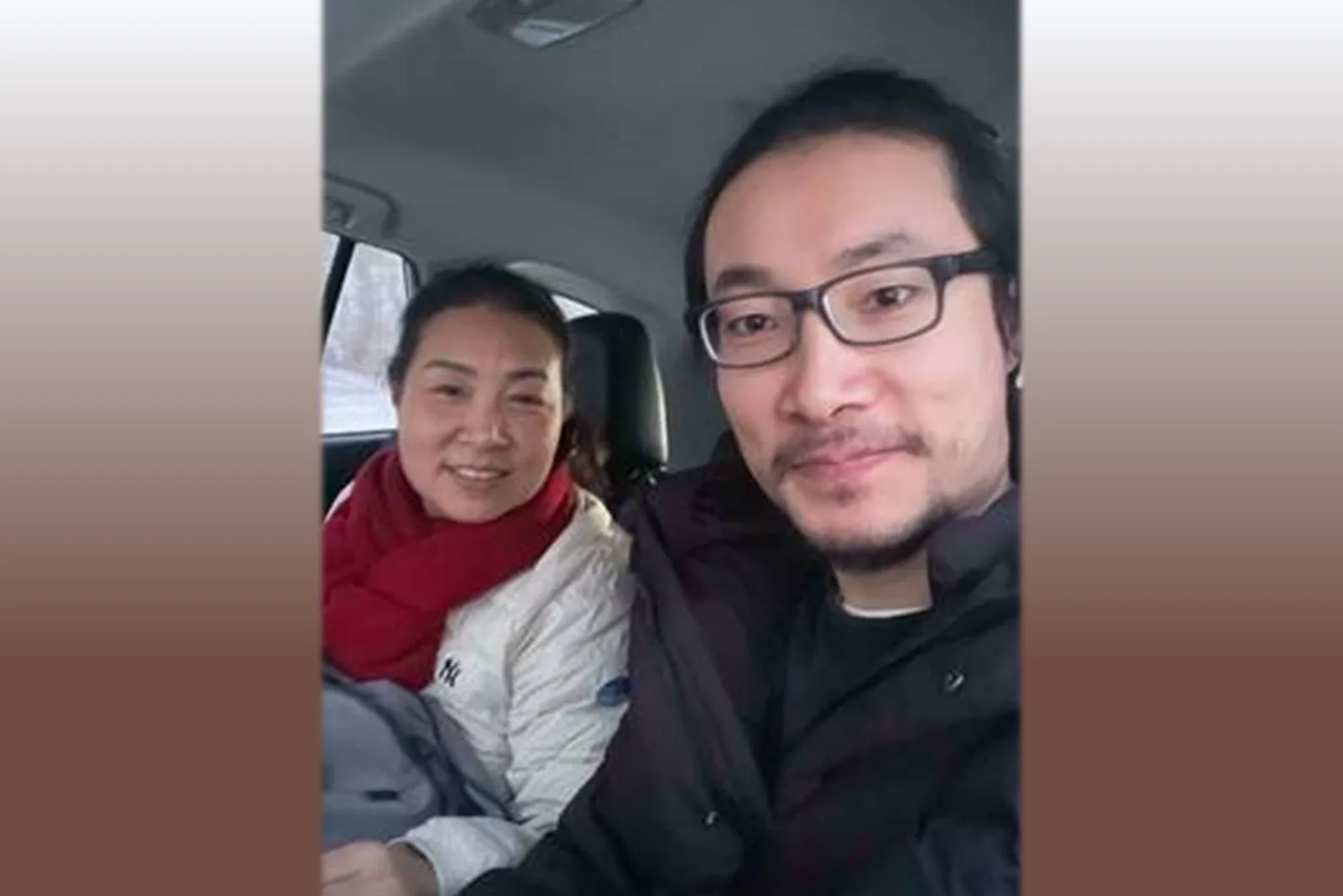 關恆2月3日出獄後與母親合照。（中國人權X平台擷圖）