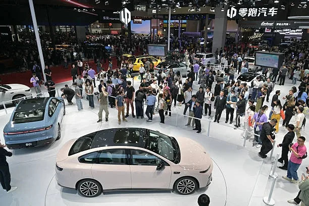 2025年4月23日，民眾在上海國家會展中心舉行的第21屆上海國際汽車工業展覽會上，參觀展出的零跑汽車（Leapmotor）車款。（HECTOR RETAMAL/AFP via Getty Images）