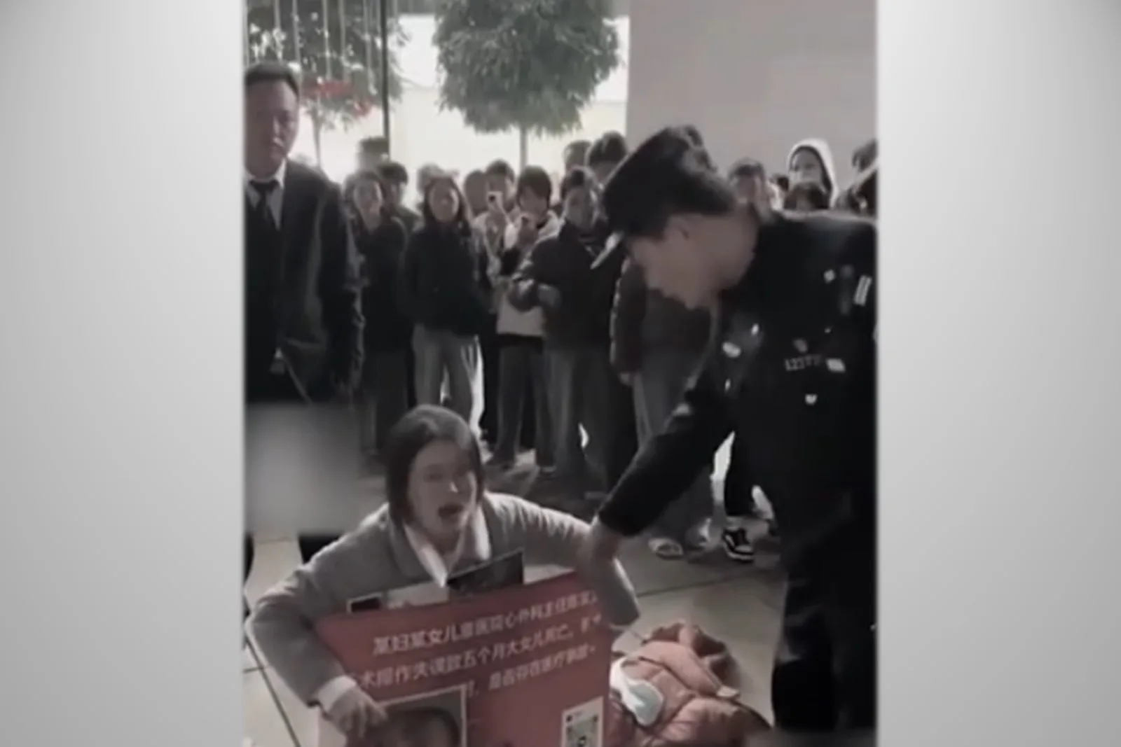 小洛熙的媽媽鄧蓉蓉此前維權，追問孩子死亡的真相。（視頻擷圖）