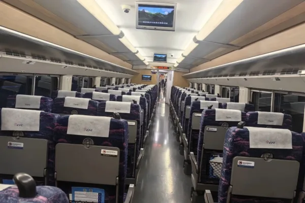 大陸春運返鄉車票一票難求，但旅客上車後卻發現車廂內空蕩蕩。（視頻擷圖）